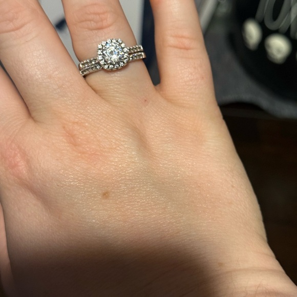 Sterling Silver Cubic Zirconia Ring set - Picture 2 of 6